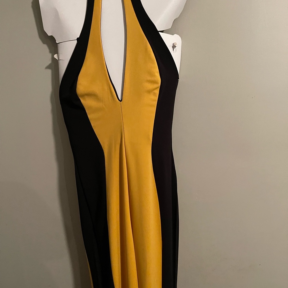 Sleeveless body suit.